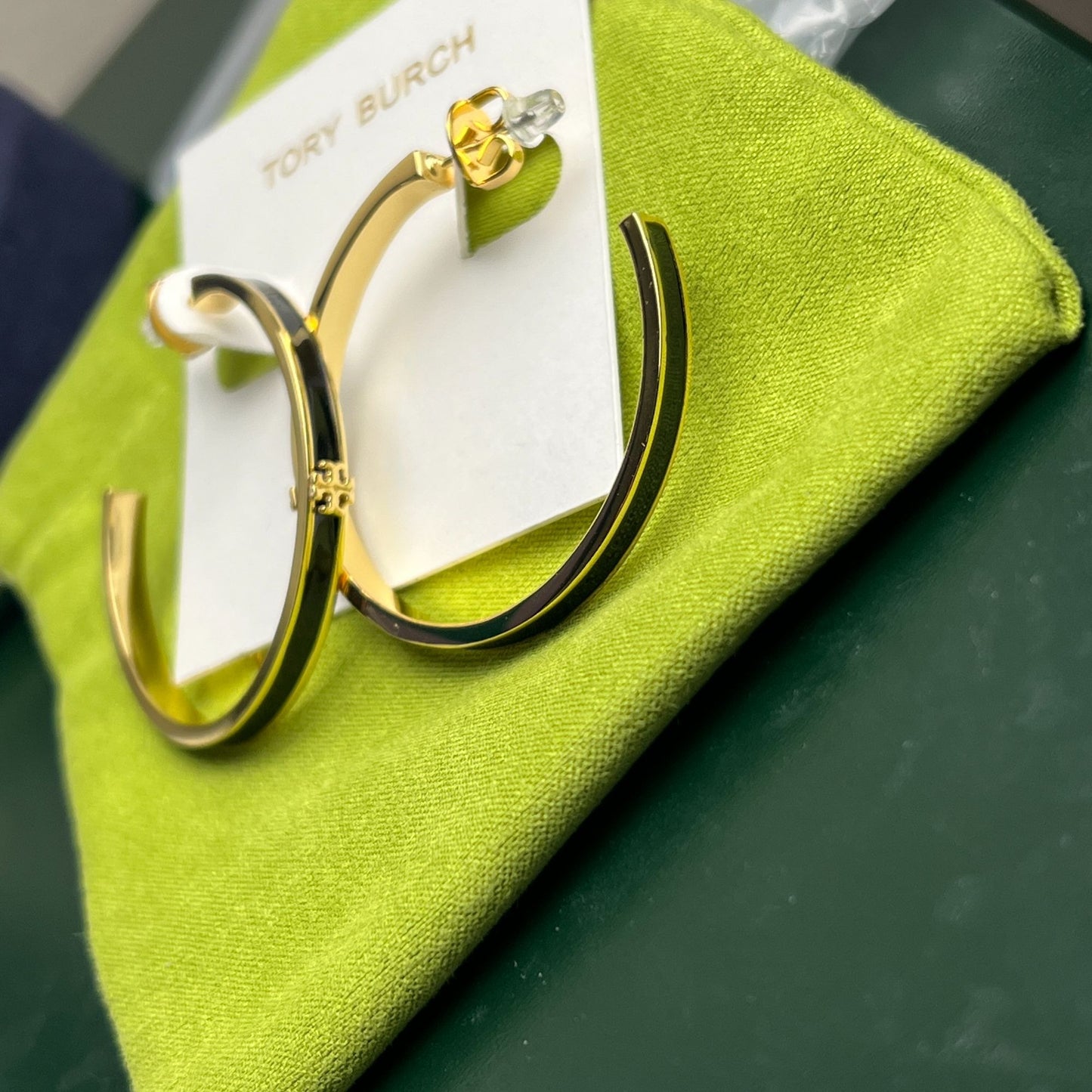 TORY BURCH BLACK AND GOLD KIRA ENAMEL HOP EARRINGS ✺✺