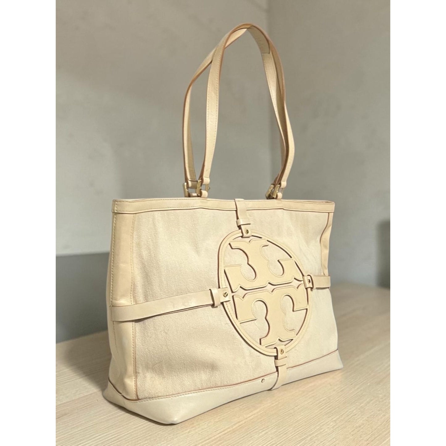 RARE!!!!  Authentic Tory Burch Large Winter White Holly Soulder Bag/Satchel