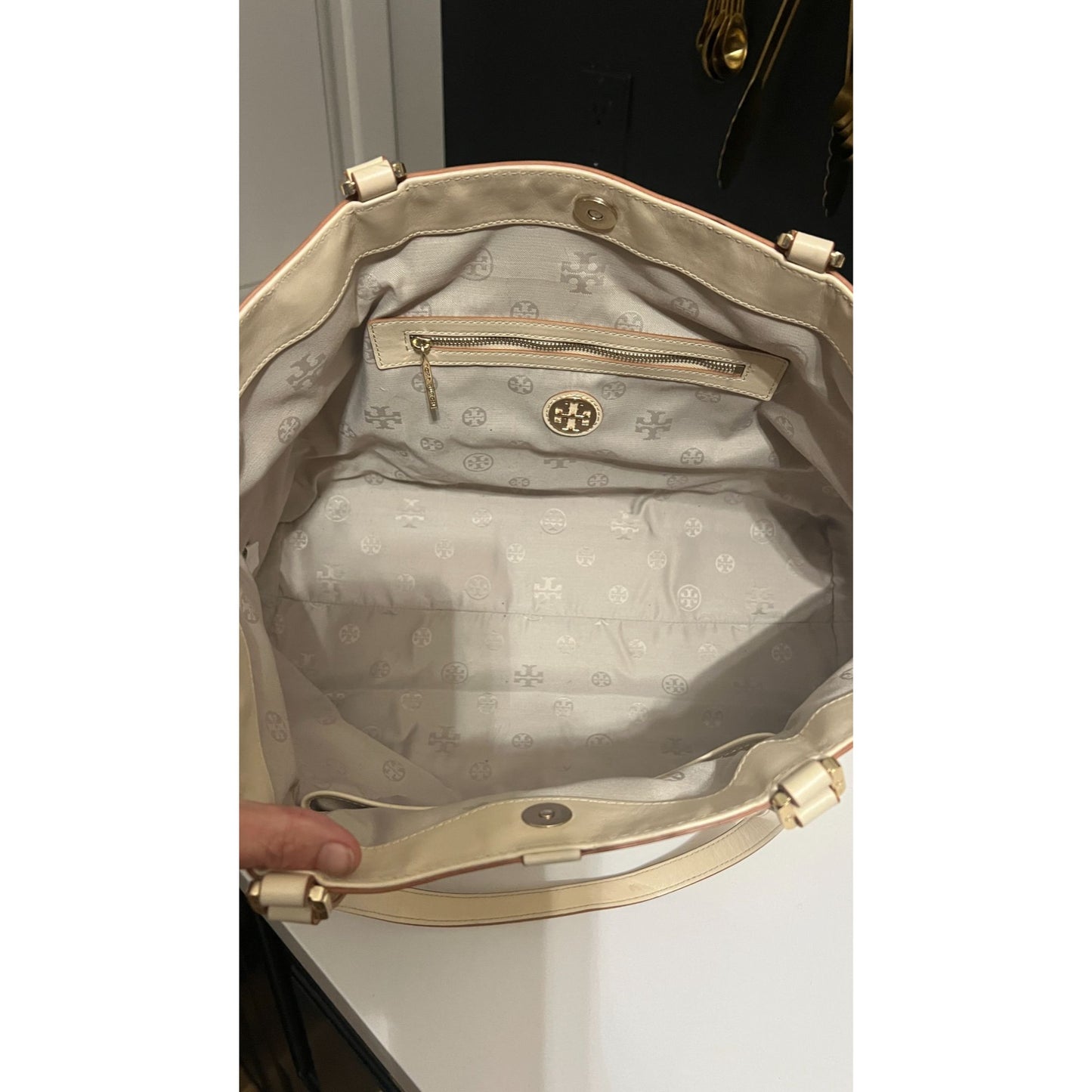 RARE!!!!  Authentic Tory Burch Large Winter White Holly Soulder Bag/Satchel