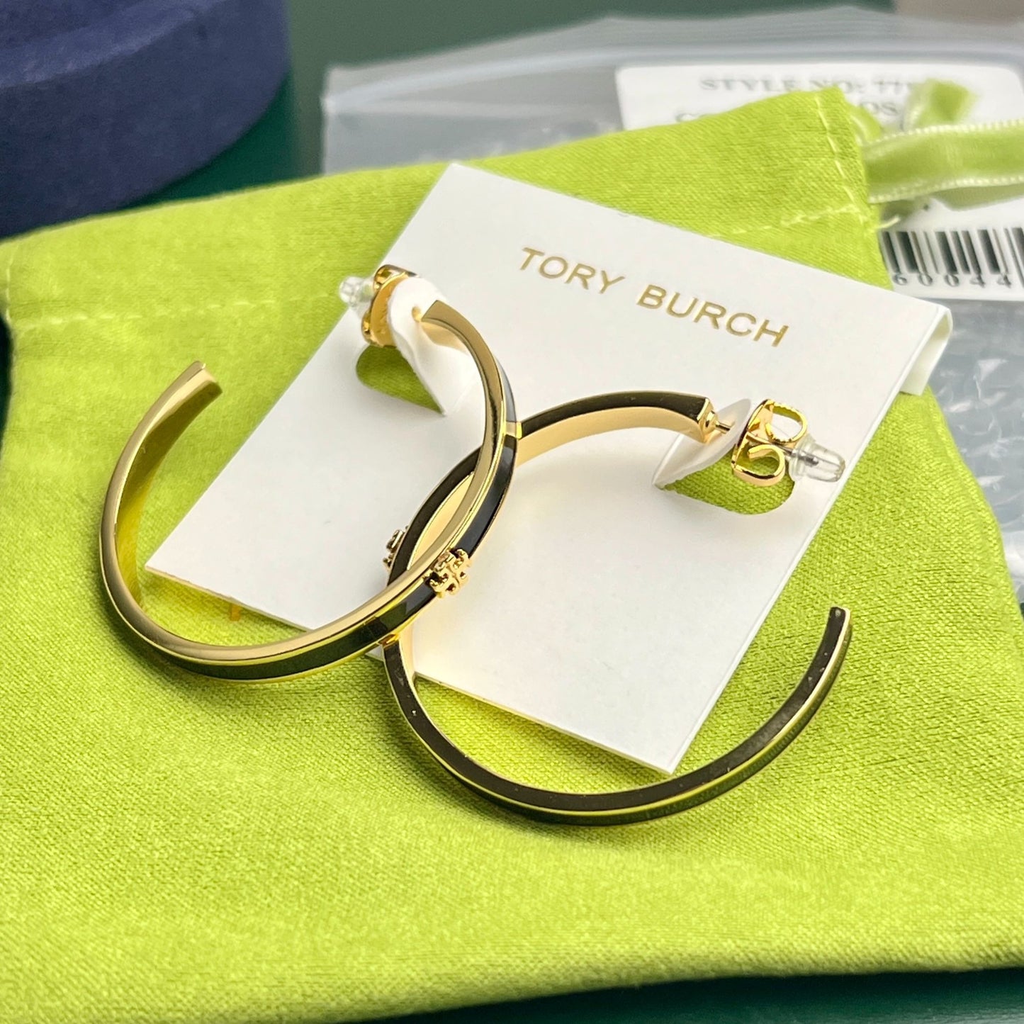 TORY BURCH BLACK AND GOLD KIRA ENAMEL HOP EARRINGS ✺✺